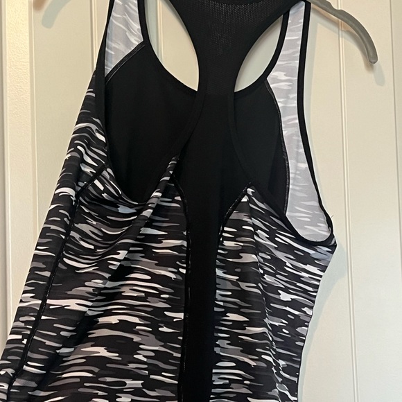 Black and camo Nike tank top - Picture 2 of 3